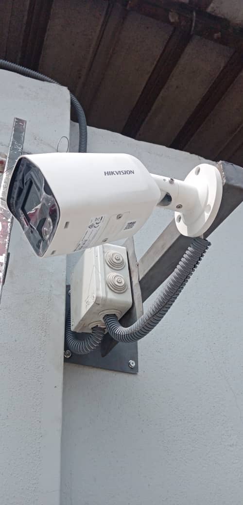 Caméra Hikvision installée sous une toiture