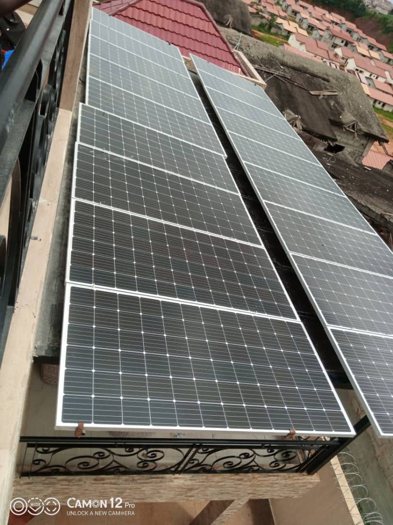 Panneaux solaires installés sur la toiture d'une résidence