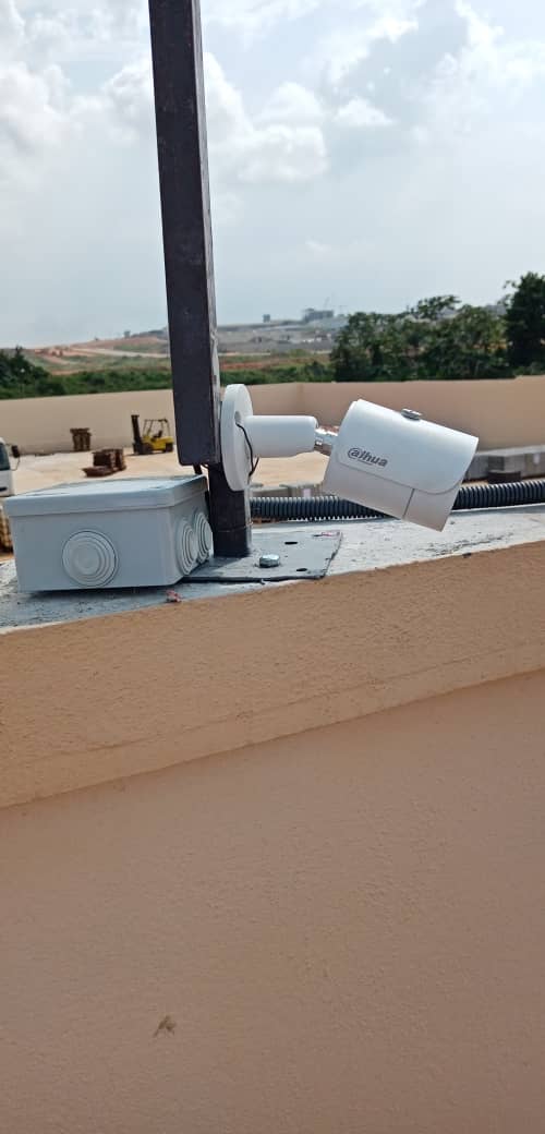 Caméra Dahua fixée sur un mur extérieur