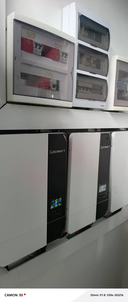 Onduleurs solaires Growatt et tableaux de protection électrique