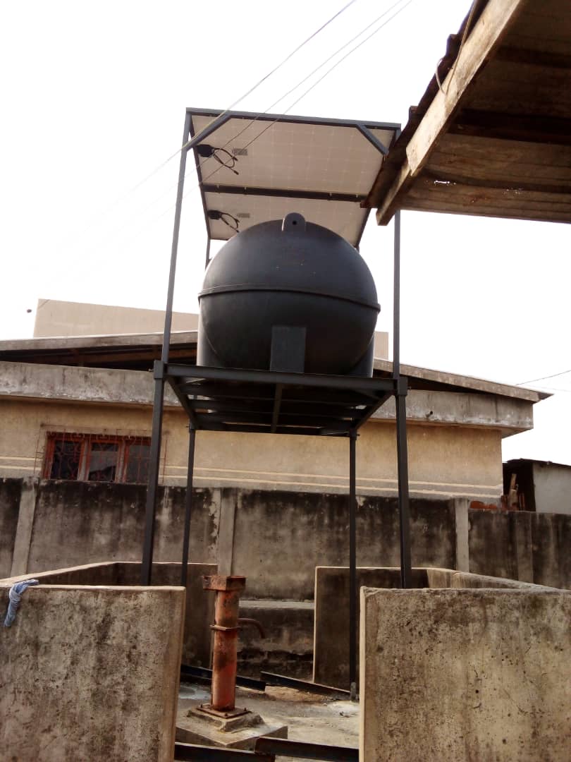 Réservoir d'eau alimenté par un panneau solaire