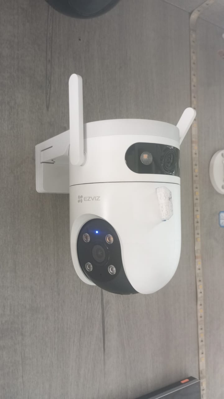 Caméra de vidéosurveillance PTZ EZVIZ installée en intérieur