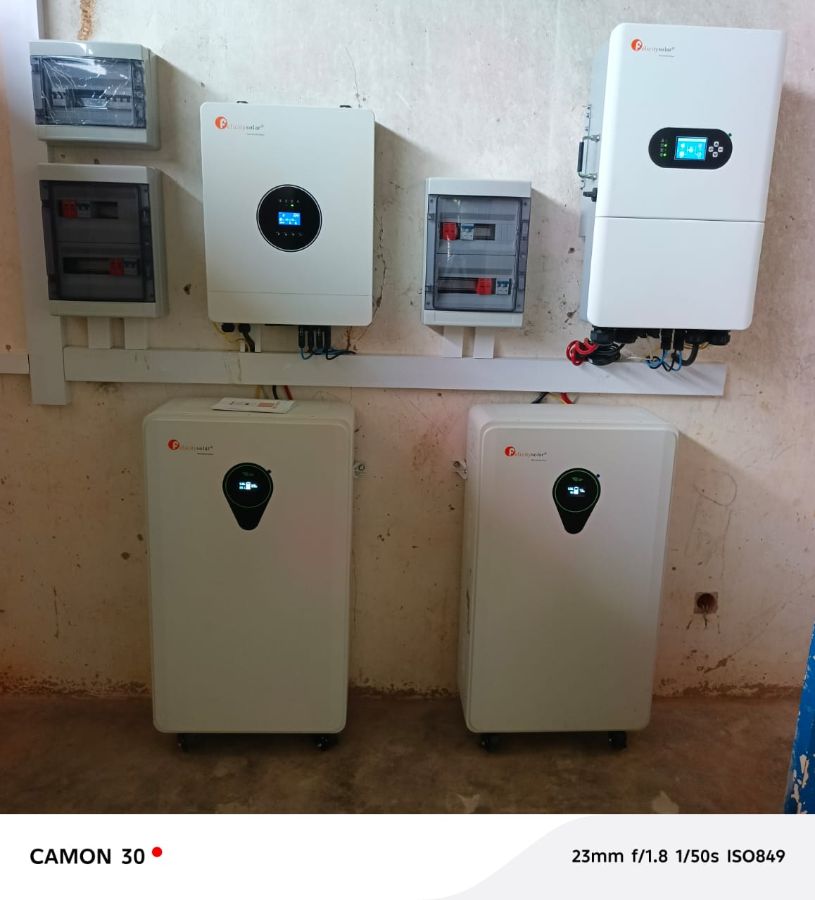 Installation solaire hybride avec onduleurs, protections et batteries